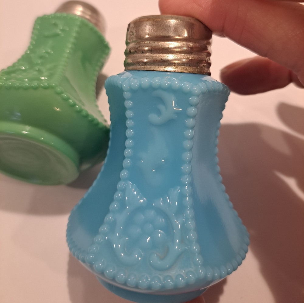 Vtg McKee Glass Pr FLOWER PANEL Beaded Blue & Green Salt & Pepper Shakers - Picture 9 of 14